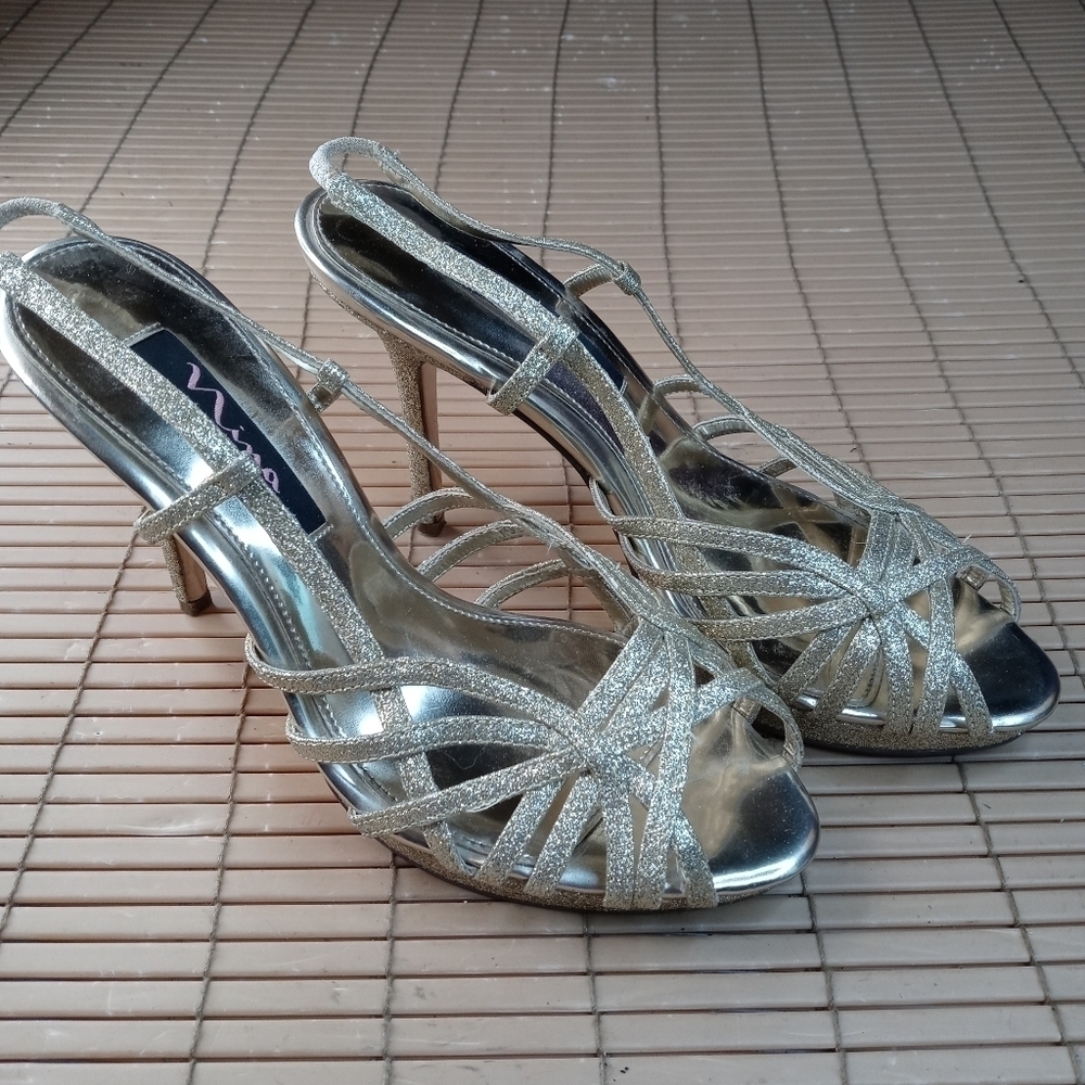 Nina New York women's 4" stiletto heel sandal. Sz 7.5M. Gold glitter leather sli